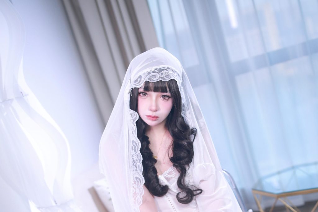 图片[8]-疯猫ss捆绑婚纱写真赏析：冷白光影与蕾丝束缚主题摄影