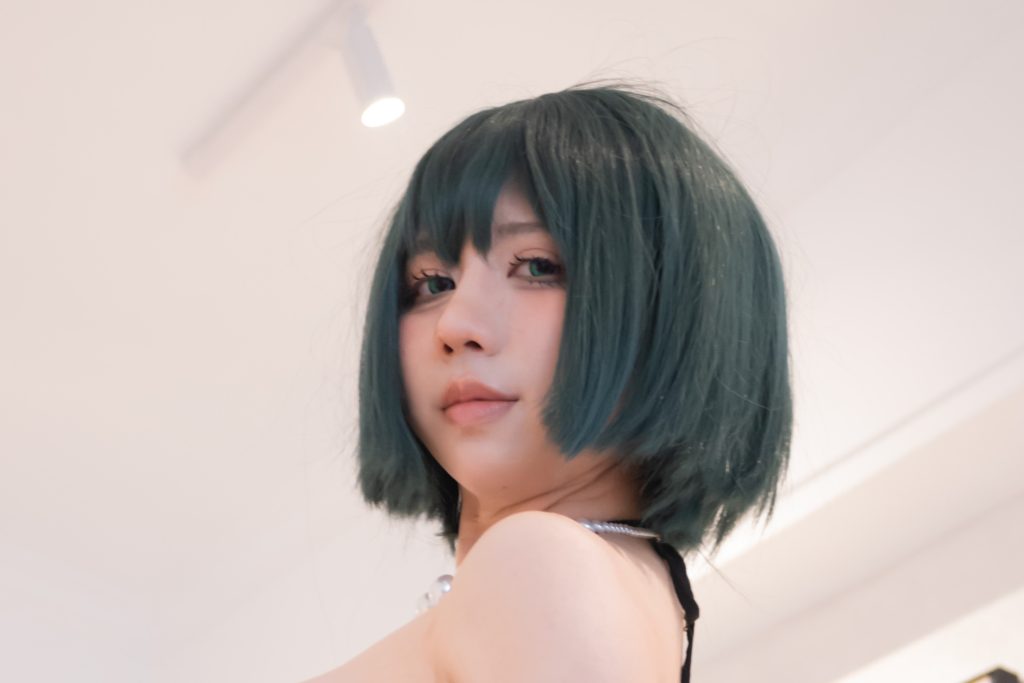 图片[5]-九曲Jean《一拳超人》吹雪Cosplay写真赏析｜地狱吹雪绿发造型与室内光影