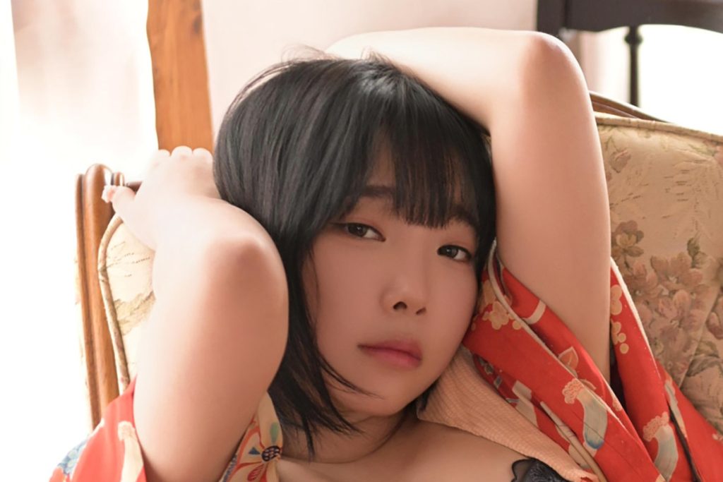 姜仁卿 Japan AV Style写真赏析｜红色和风外衣与复古室内光影