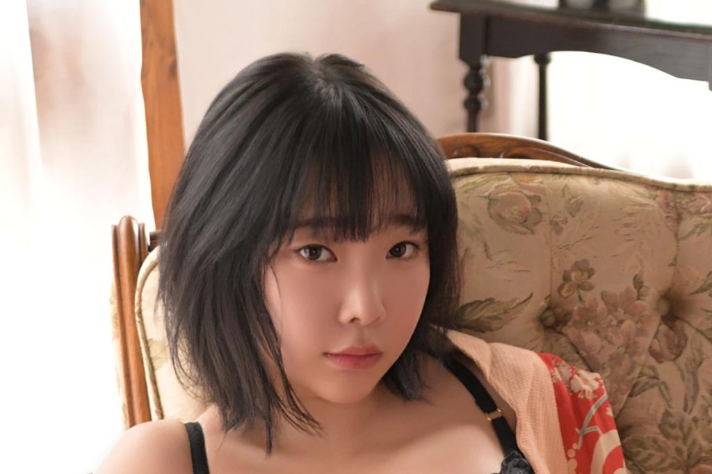图片[5]-姜仁卿 Japan AV Style写真赏析｜红色和风外衣与复古室内光影