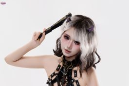 柒柒要乖哦《魔女盛宴》写真:黑白银发与暗黑魔女造型摄影解析-绅士网