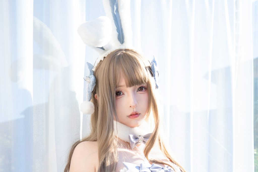图片[10]-神楽坂真冬《萌兔初沐》写真赏析：蓝白兔系造型与清透自然光摄影