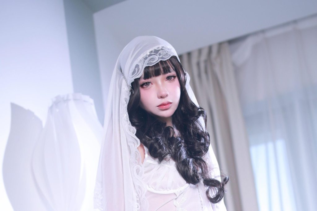 图片[4]-疯猫ss捆绑婚纱写真赏析：冷白光影与蕾丝束缚主题摄影