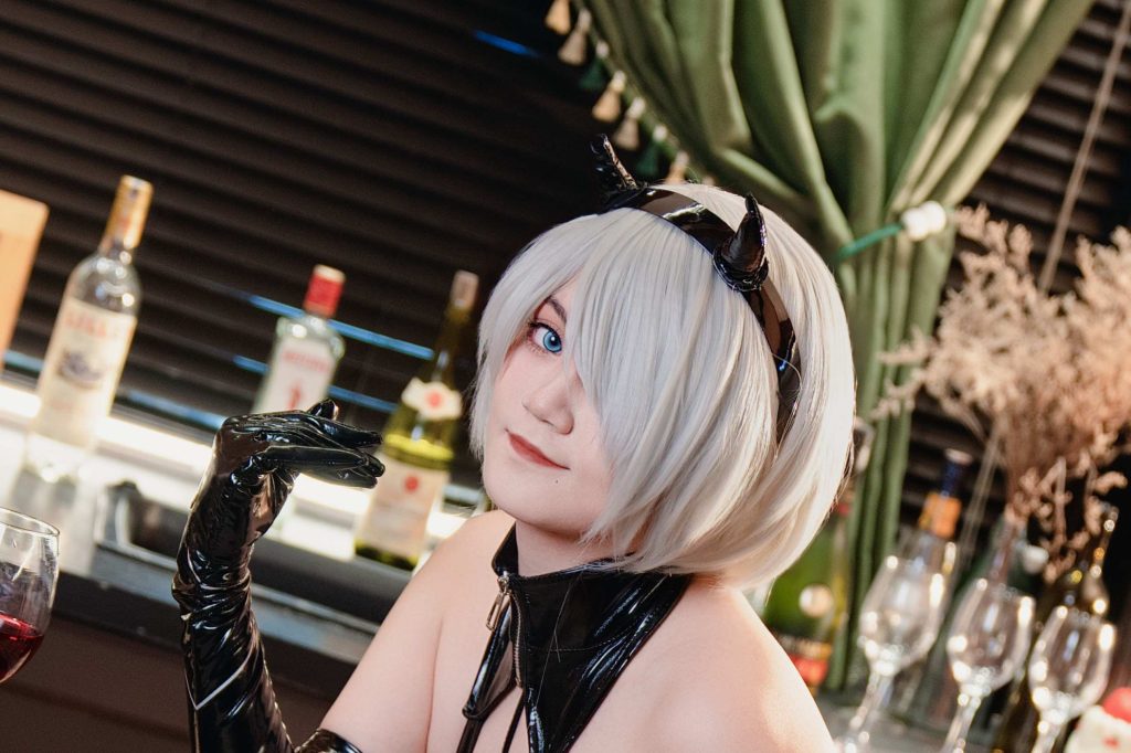 图片[10]-鹿幼晴2B恶魔写真赏析：银发犄角造型与暗黑酒廊摄影解析