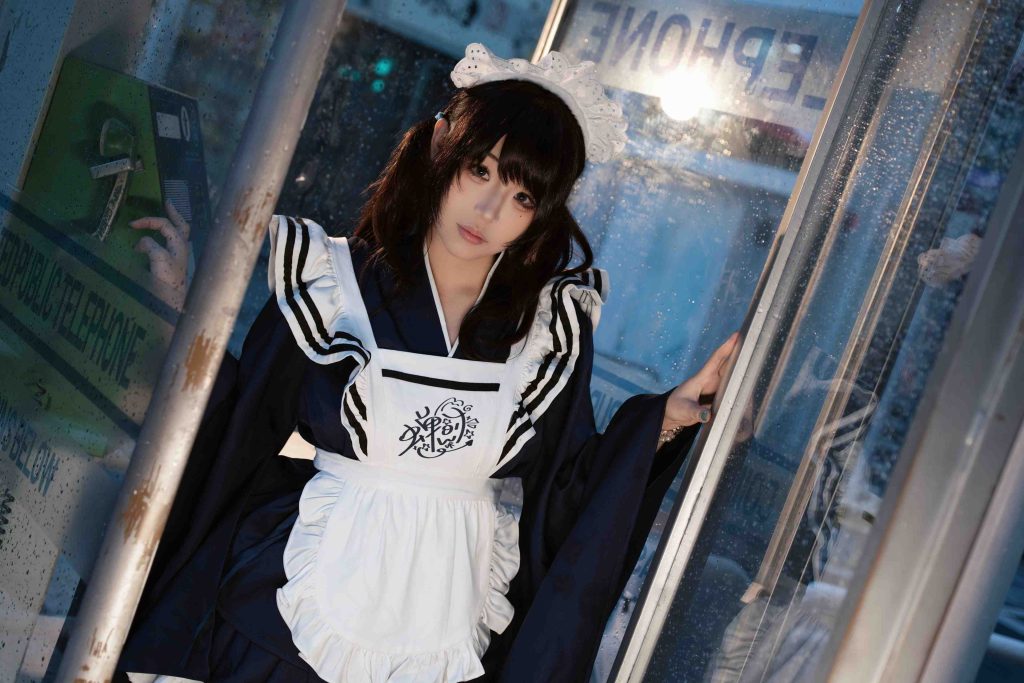 图片[3]-蝉时w和风女仆写真赏析：雨后电话亭中的蓝调日系人像