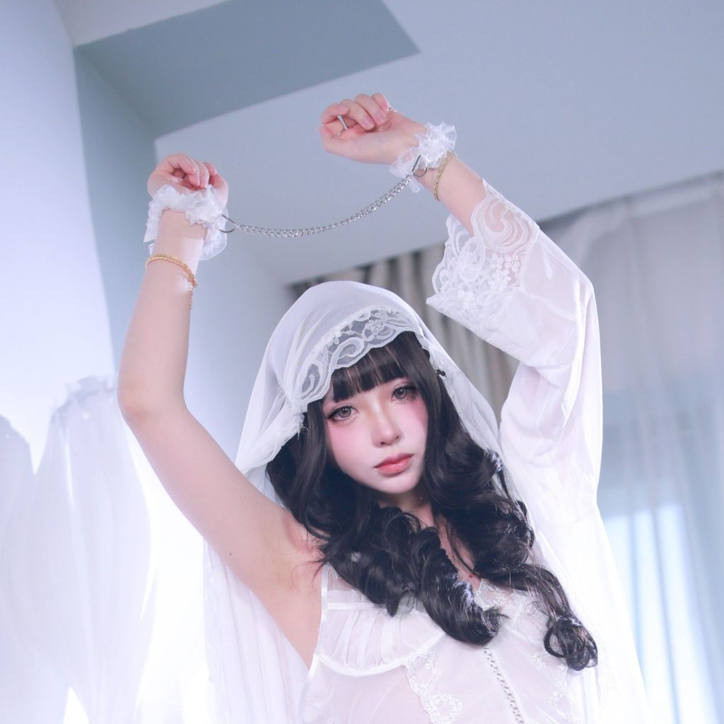 图片[2]-疯猫ss捆绑婚纱写真赏析：冷白光影与蕾丝束缚主题摄影
