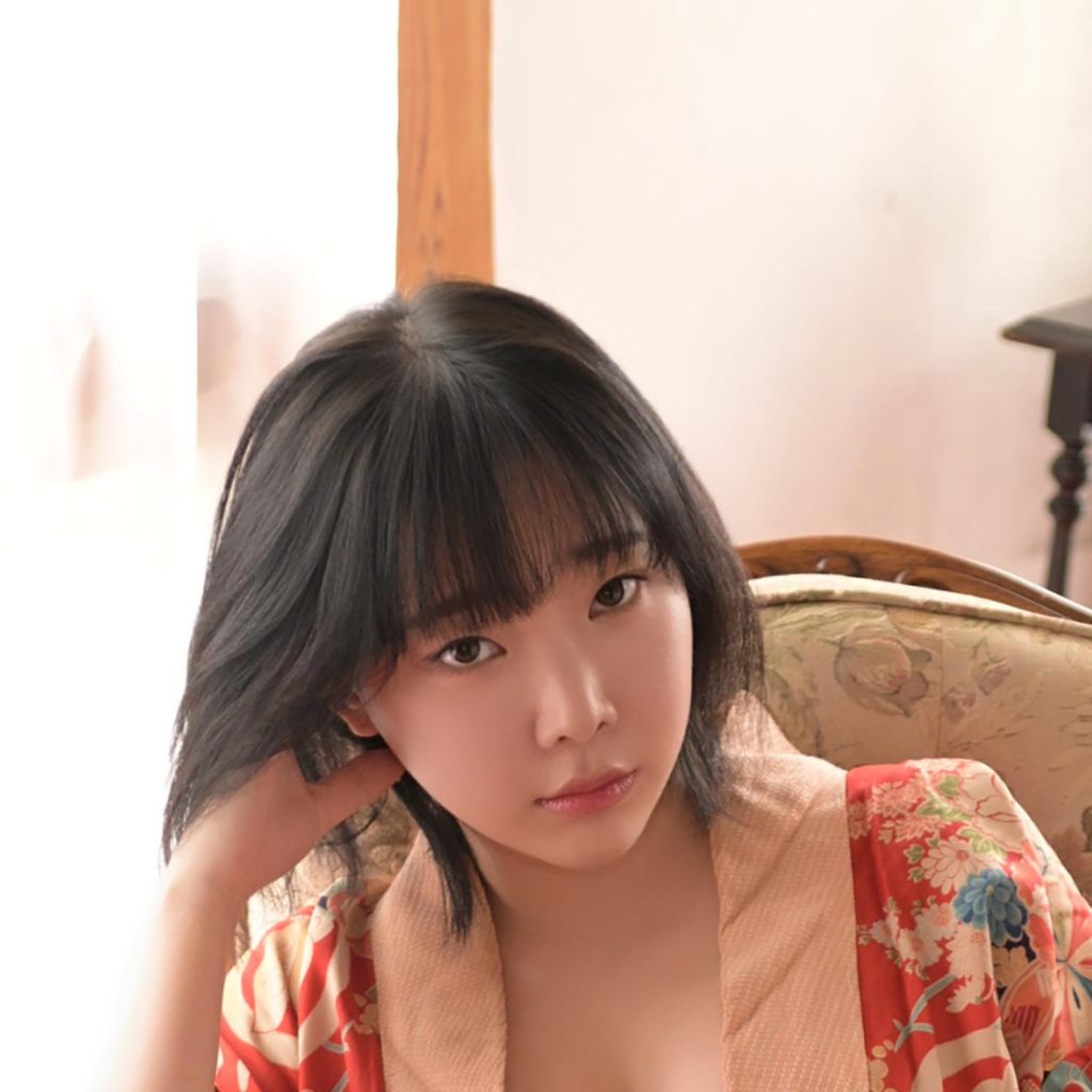 图片[2]-姜仁卿 Japan AV Style写真赏析｜红色和风外衣与复古室内光影