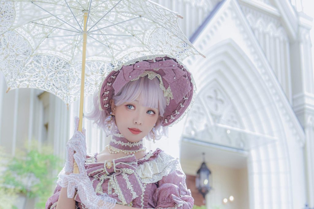 ElyEE子紫丁香庭院写真赏析｜粉紫洛丽塔原创造型与欧式庭院柔光摄影