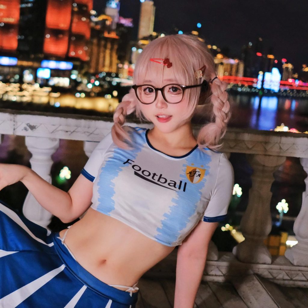图片[3]-神沢永莉《一起为你加油世界杯》写真赏析：蓝白球衣城市夜景应援造型