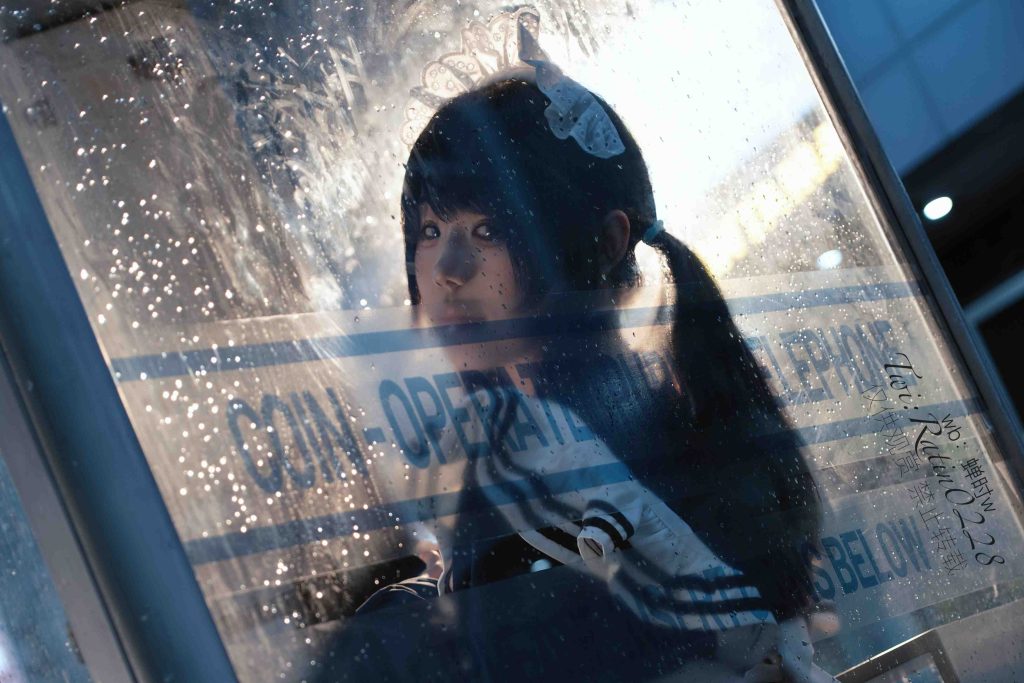 图片[6]-蝉时w和风女仆写真赏析：雨后电话亭中的蓝调日系人像