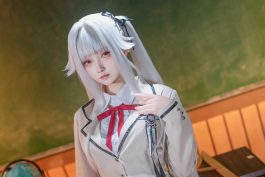 大大卷卷小卷《美少女万华镜》校服写真,篝之雾枝的白发红瞳与学院光影-绅士网
