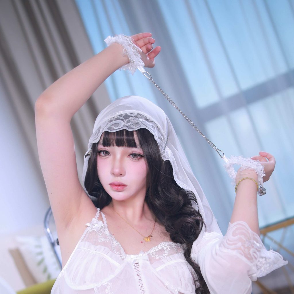 图片[9]-疯猫ss捆绑婚纱写真赏析：冷白光影与蕾丝束缚主题摄影