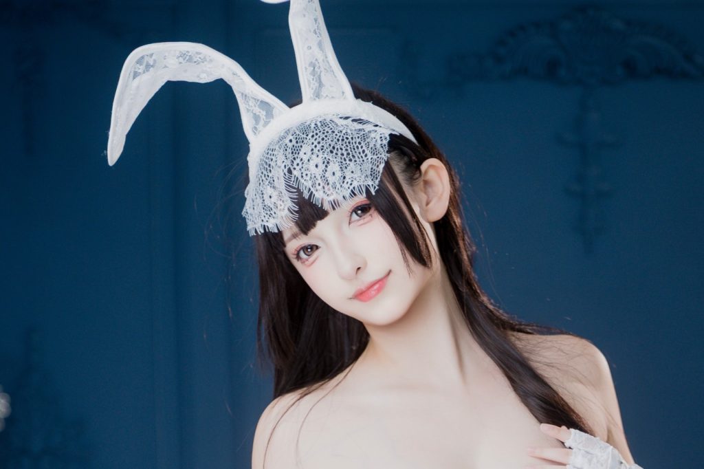 图片[6]-神楽坂真冬《白紗幻夢》写真解析：白纱兔耳与深蓝暗场的梦境美学