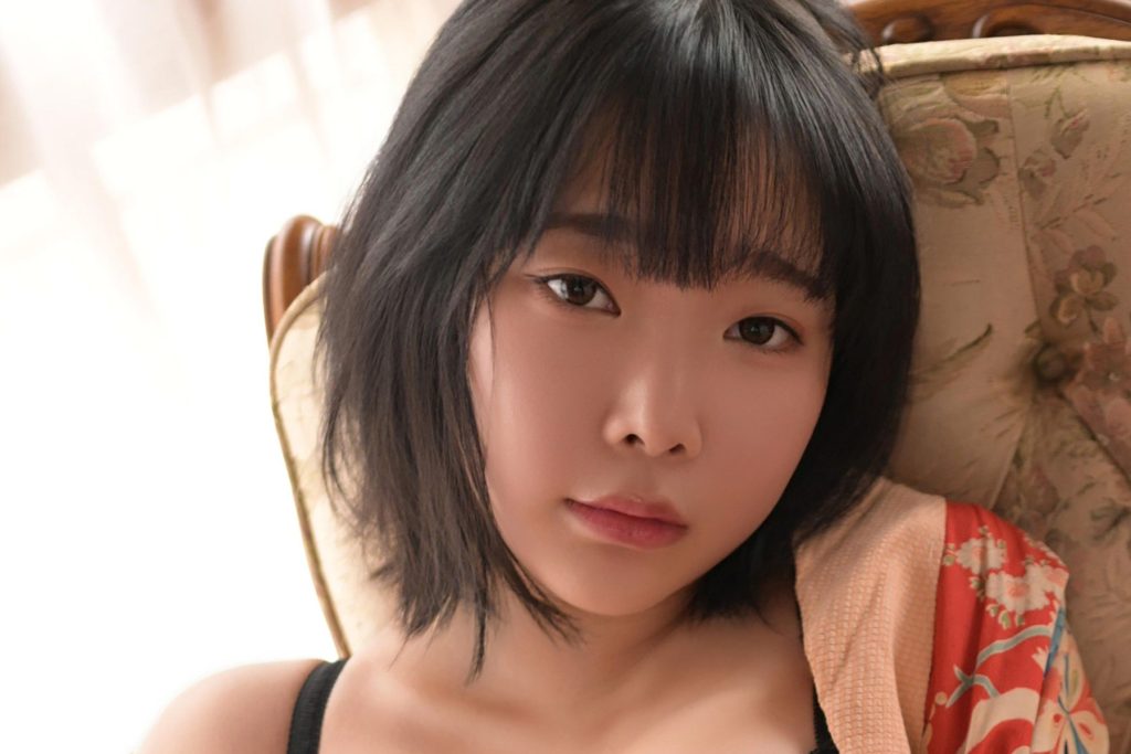 图片[7]-姜仁卿 Japan AV Style写真赏析｜红色和风外衣与复古室内光影