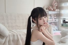 可可小白兔《兔兔小窝》写真解析:白色房间里的柔光居家肖像-绅士网