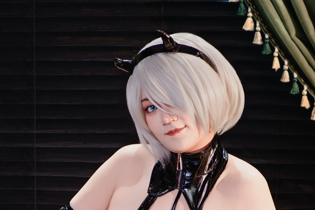 鹿幼晴2B恶魔写真赏析：银发犄角造型与暗黑酒廊摄影解析