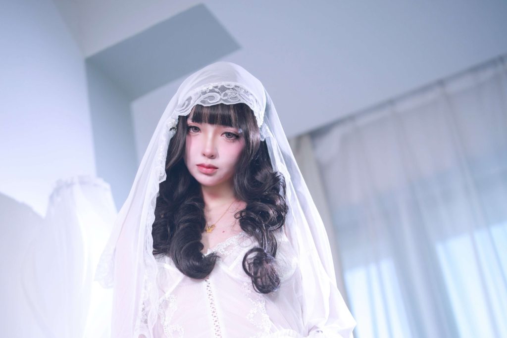 疯猫ss捆绑婚纱写真赏析：冷白光影与蕾丝束缚主题摄影