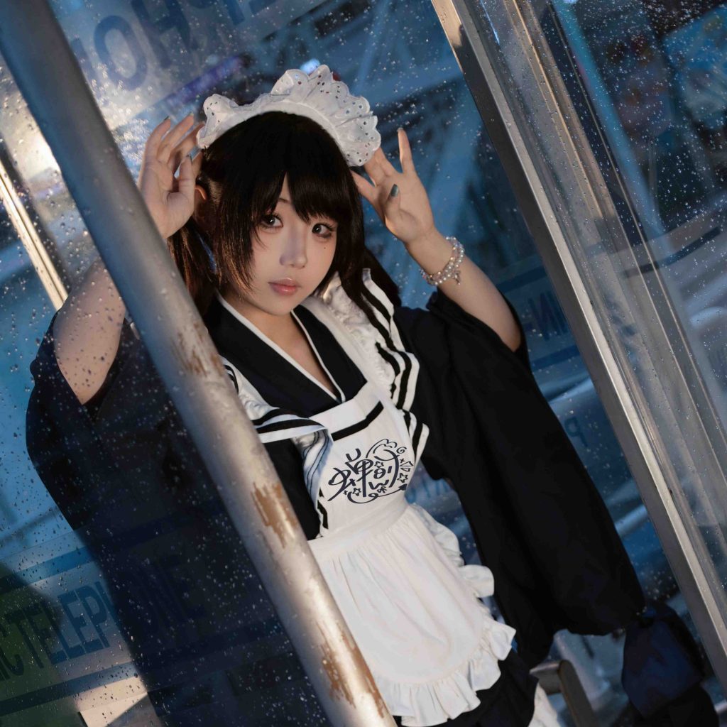 图片[4]-蝉时w和风女仆写真赏析：雨后电话亭中的蓝调日系人像