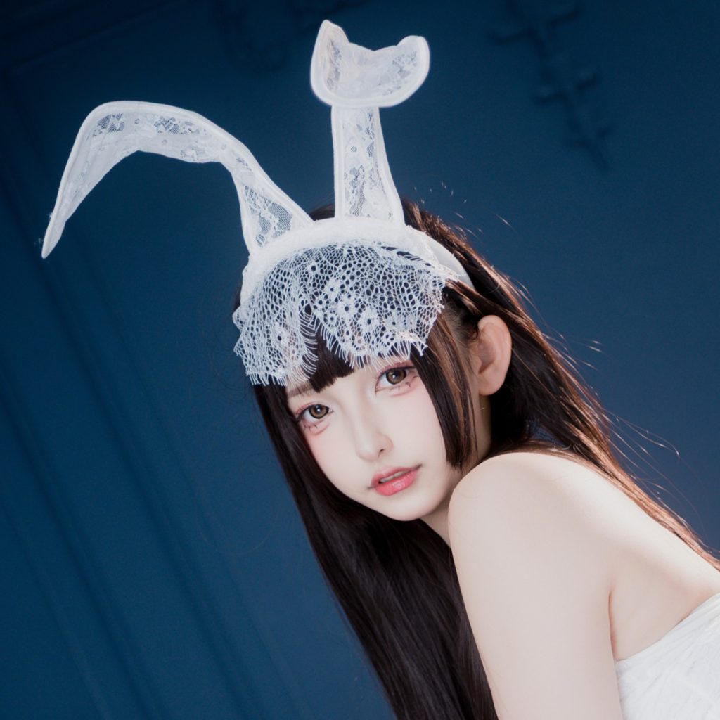 图片[5]-神楽坂真冬《白紗幻夢》写真解析：白纱兔耳与深蓝暗场的梦境美学