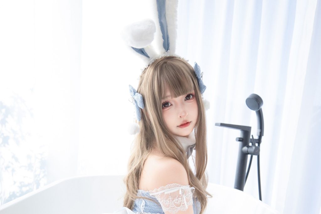 图片[4]-神楽坂真冬《萌兔初沐》写真赏析：蓝白兔系造型与清透自然光摄影