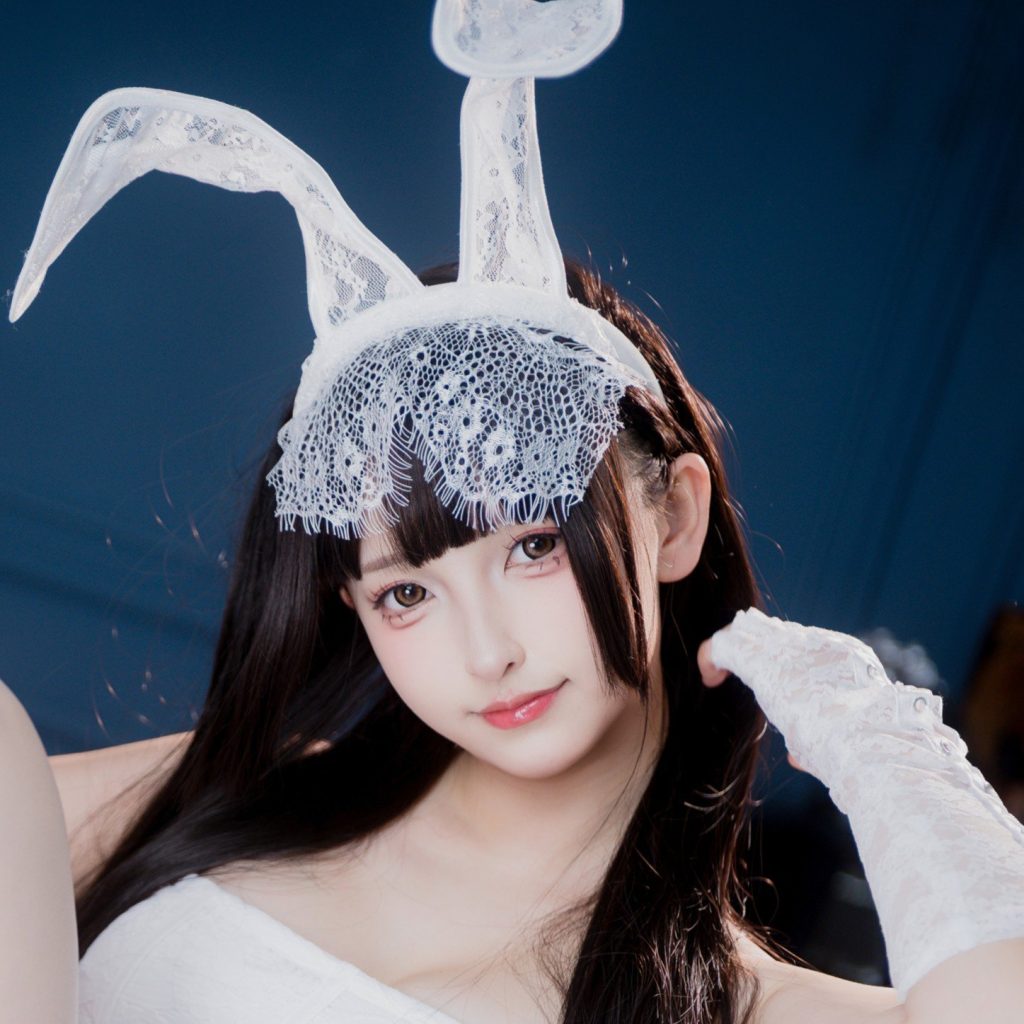 图片[3]-神楽坂真冬《白紗幻夢》写真解析：白纱兔耳与深蓝暗场的梦境美学