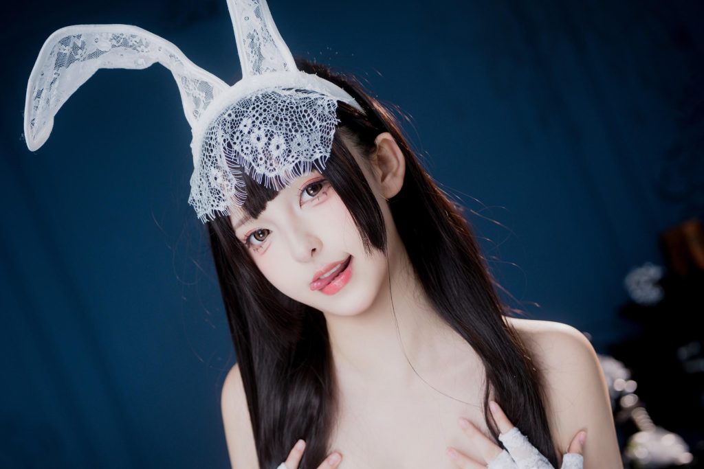 图片[4]-神楽坂真冬《白紗幻夢》写真解析：白纱兔耳与深蓝暗场的梦境美学