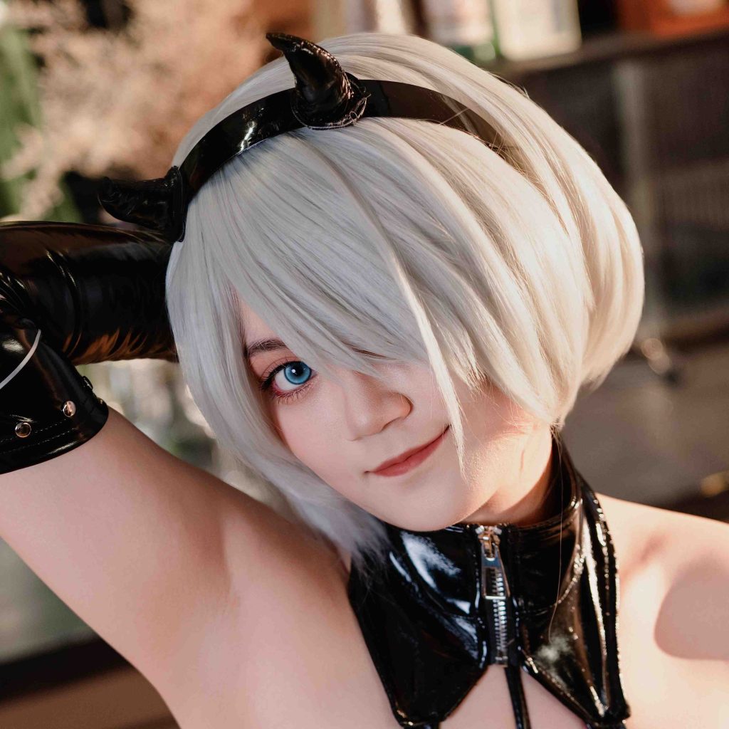 图片[2]-鹿幼晴2B恶魔写真赏析：银发犄角造型与暗黑酒廊摄影解析