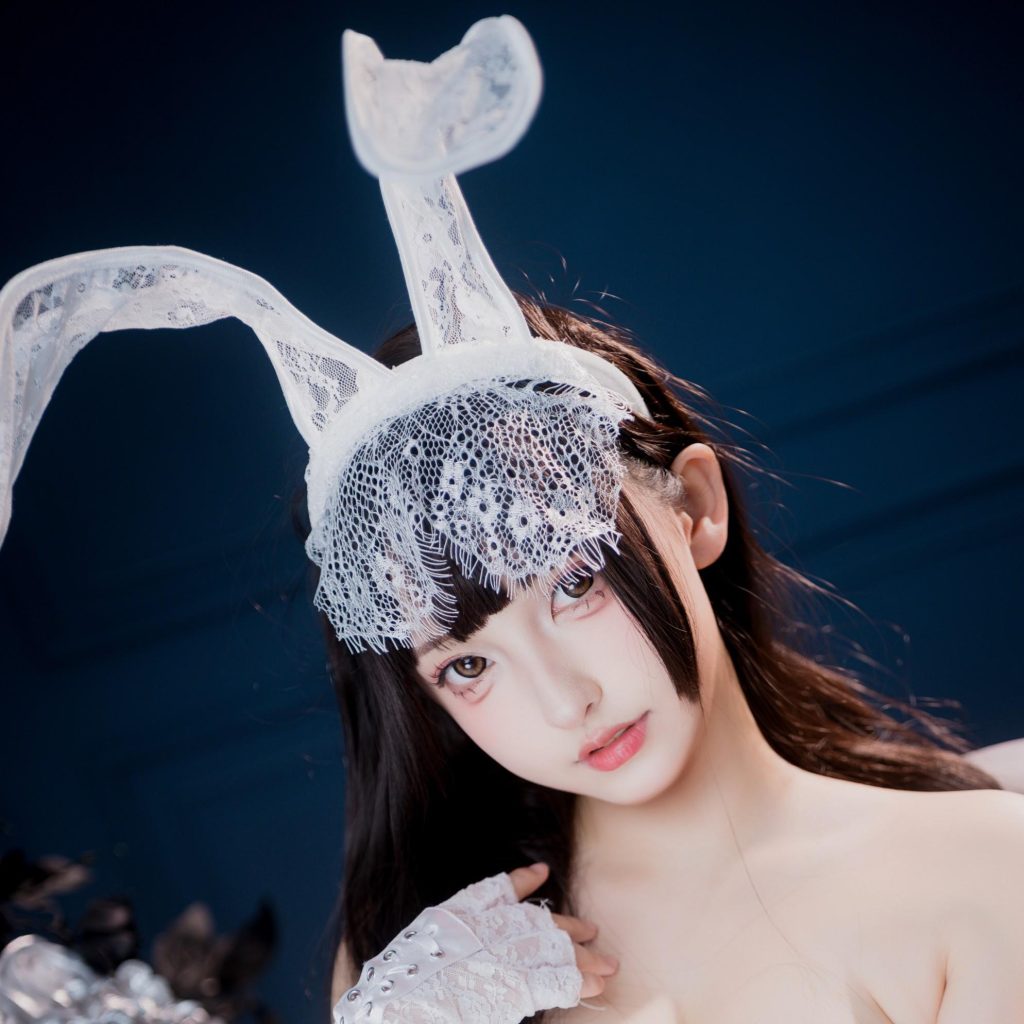 图片[9]-神楽坂真冬《白紗幻夢》写真解析：白纱兔耳与深蓝暗场的梦境美学
