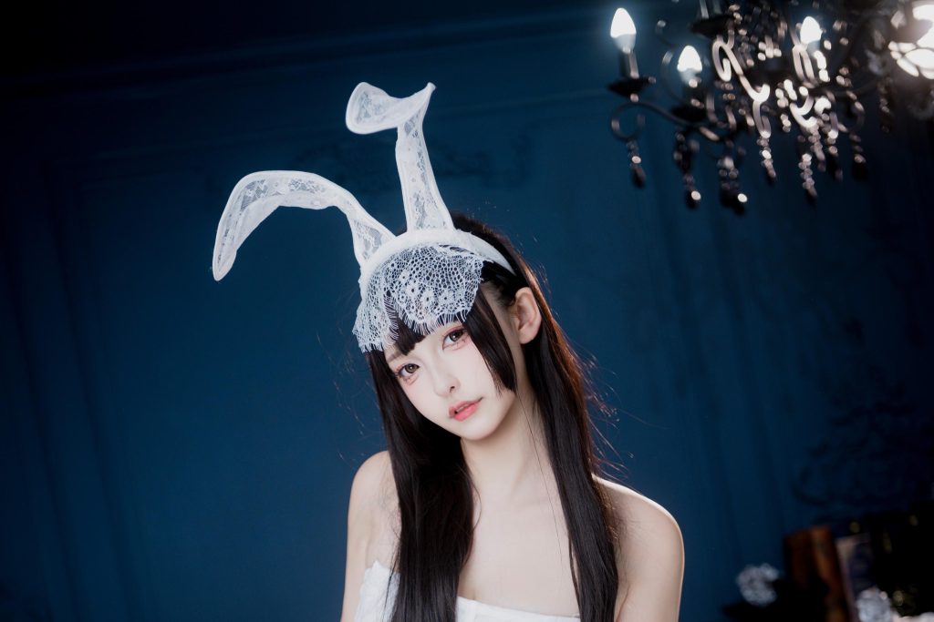 神楽坂真冬《白紗幻夢》写真解析：白纱兔耳与深蓝暗场的梦境美学