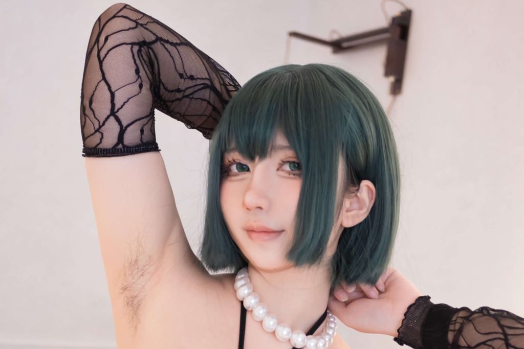 图片[9]-九曲Jean《一拳超人》吹雪Cosplay写真赏析｜地狱吹雪绿发造型与室内光影