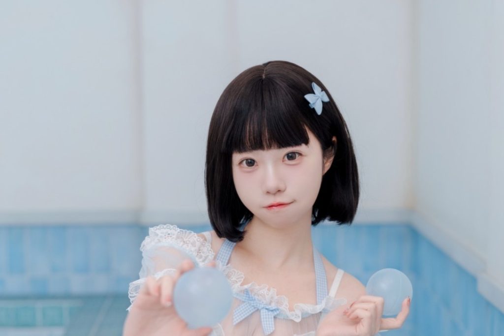 图片[7]-可可小白兔慾望澡堂写真赏析｜蓝白浴场日系主题摄影解析