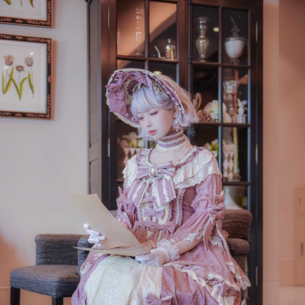 图片[2]-ElyEE子紫丁香庭院写真赏析｜粉紫洛丽塔原创造型与欧式庭院柔光摄影