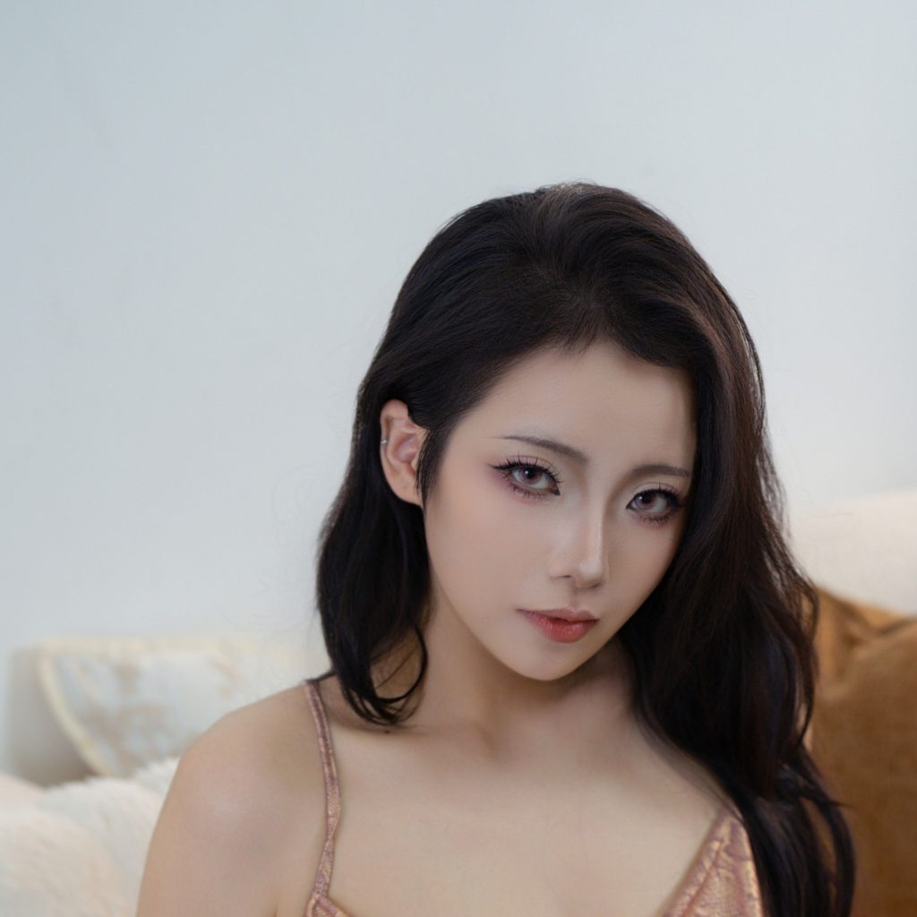图片[2]-珟珏Dita《反光毒蛇》高清写真赏析：蛇纹吊带裙与冷调柔光人像