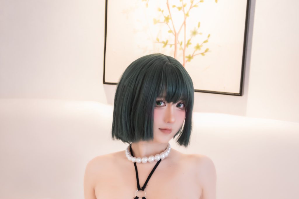 九曲Jean《一拳超人》吹雪Cosplay写真赏析｜地狱吹雪绿发造型与室内光影