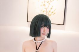 九曲Jean《一拳超人》吹雪Cosplay写真:绿发、珍珠与黑色造型的光影解析-绅士网