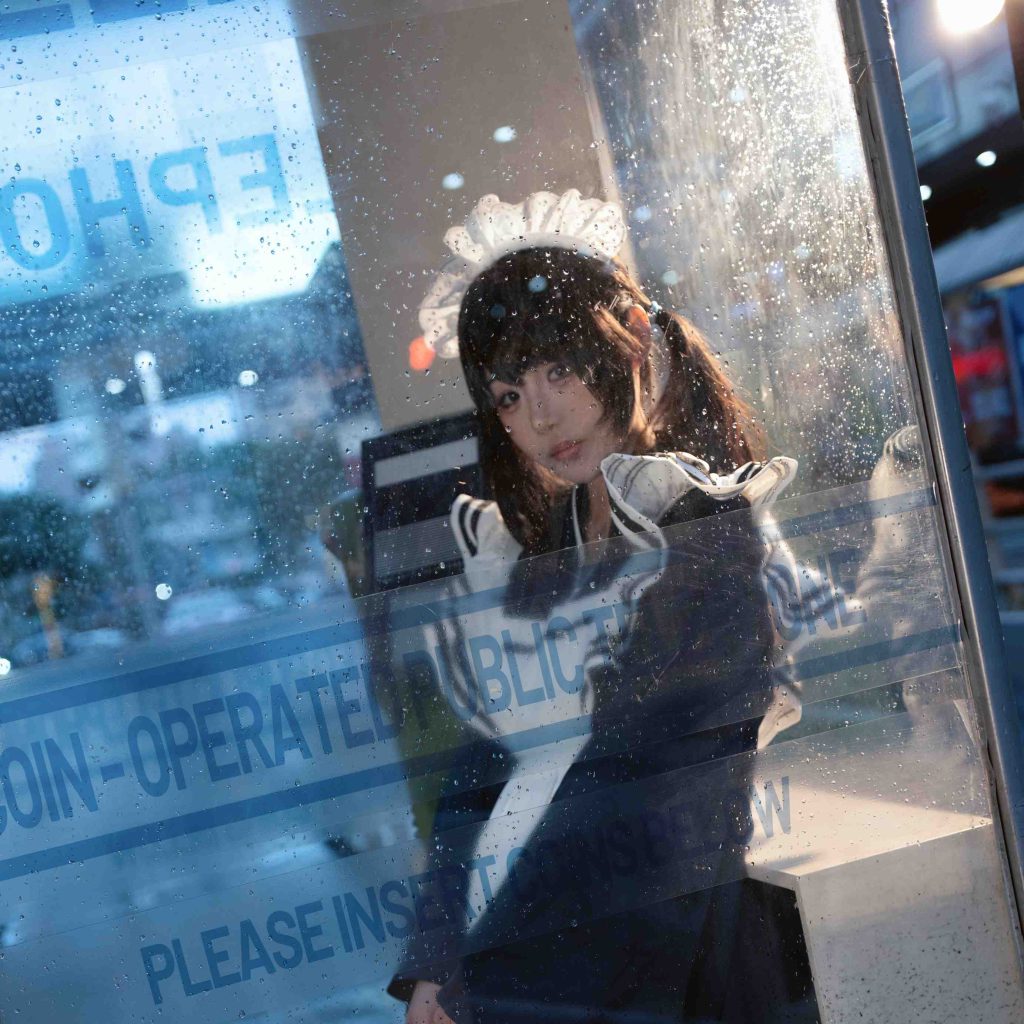 图片[2]-蝉时w和风女仆写真赏析：雨后电话亭中的蓝调日系人像