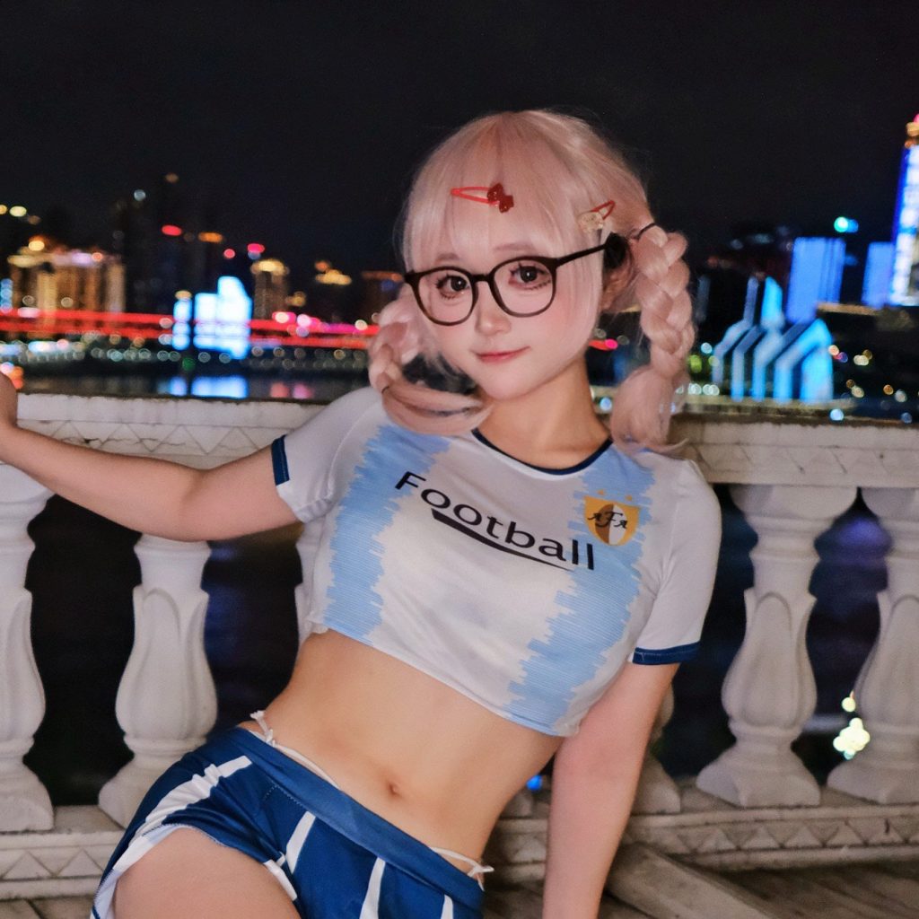 图片[2]-神沢永莉《一起为你加油世界杯》写真赏析：蓝白球衣城市夜景应援造型