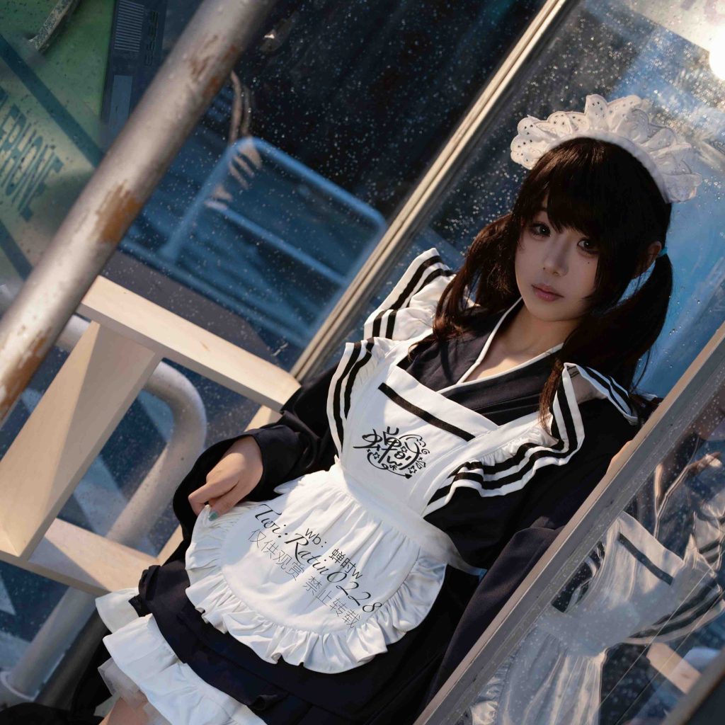 图片[5]-蝉时w和风女仆写真赏析：雨后电话亭中的蓝调日系人像