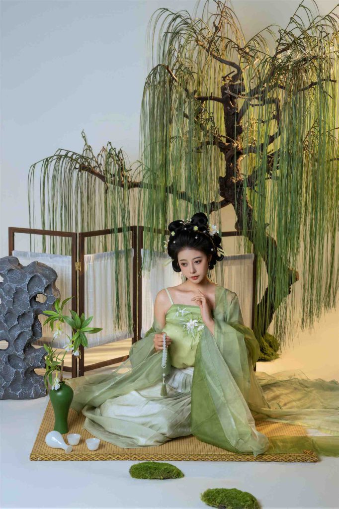 图片[3]-奈汐酱nice《拾翠》写真赏析｜青绿古风造型与东方园林人像摄影