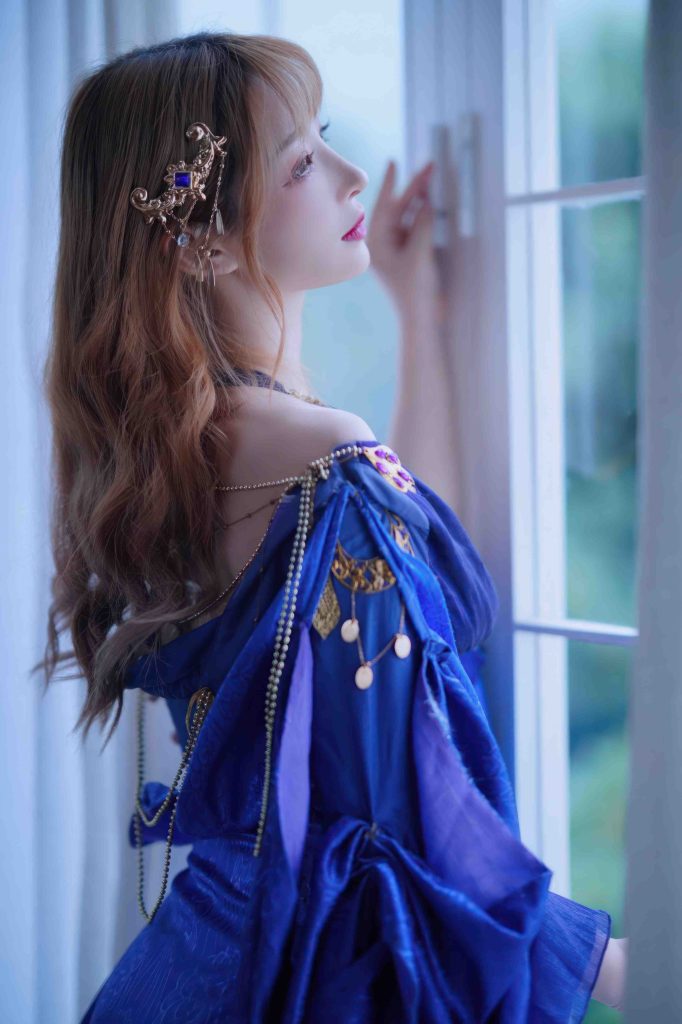 图片[7]-叉子宝宝逆水寒九灵COS写真｜幽蓝古风造型与烛光摄影赏析