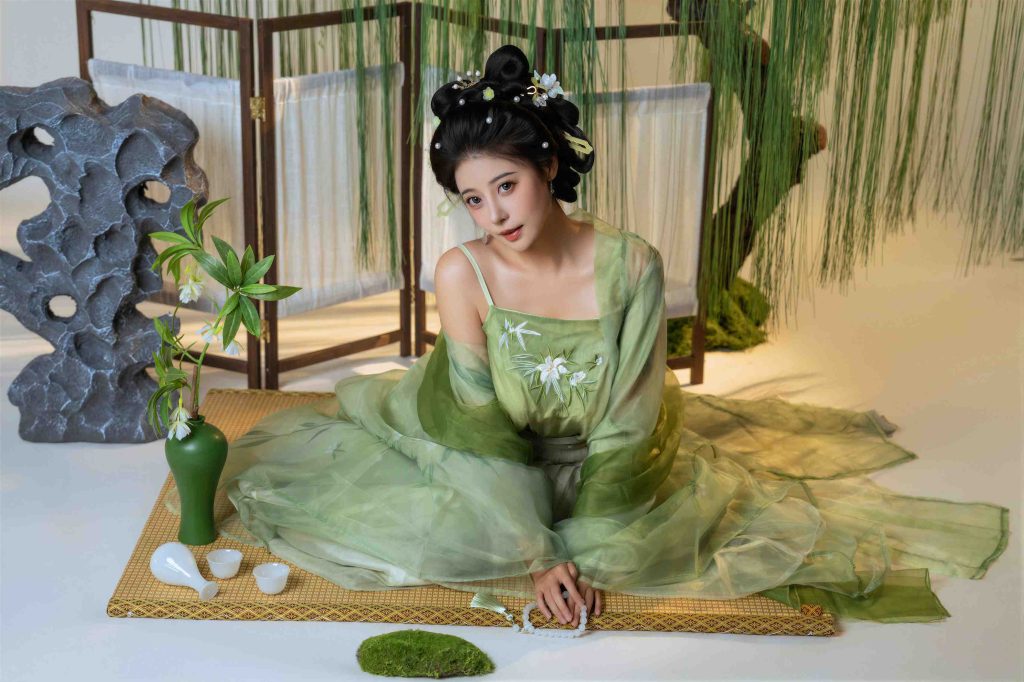 奈汐酱nice《拾翠》写真赏析｜青绿古风造型与东方园林人像摄影