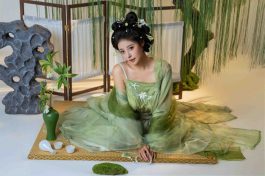 奈汐酱nice《拾翠》写真赏析：垂柳、青衣与光影构成的东方美学-绅士网