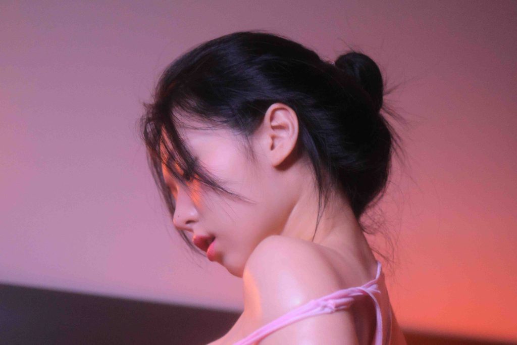 图片[5]-YeonwooLee Soap写真赏析：Yeonwoo Lee粉色室内写真与光影摄影解析