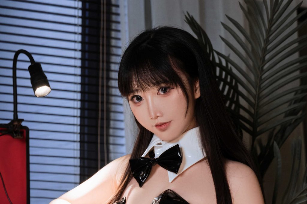 图片[10]-面饼仙儿豹纹兔女郎写真赏析｜黑色漆皮与复古光影主题摄影