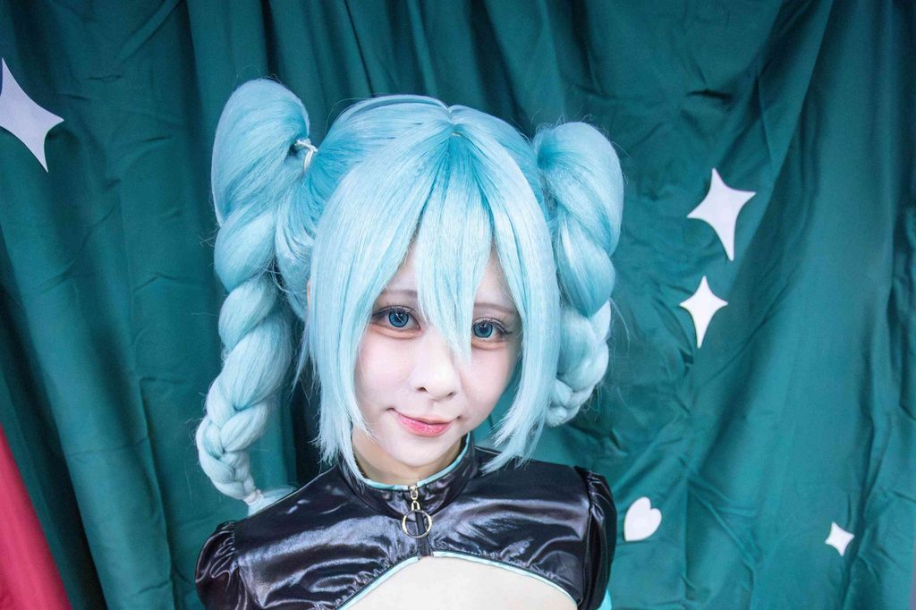图片[2]-小空Sora初音未来Cosplay写真赏析｜苍绿色双辫造型与近景摄影解析