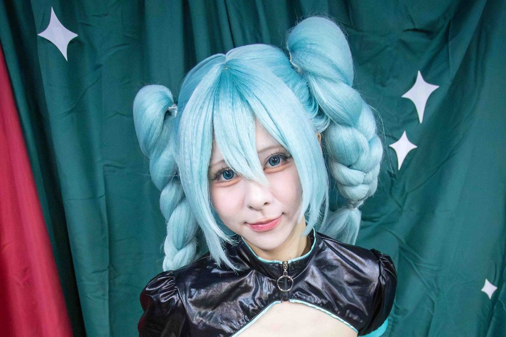 小空Sora初音未来写真赏析：用苍绿色与近景镜头重塑虚拟歌姬气质-绅士网