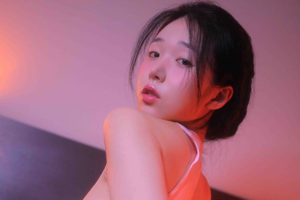图片[6]-YeonwooLee Soap写真赏析：Yeonwoo Lee粉色室内写真与光影摄影解析