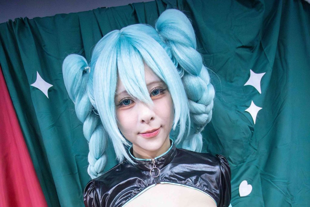 图片[4]-小空Sora初音未来Cosplay写真赏析｜苍绿色双辫造型与近景摄影解析