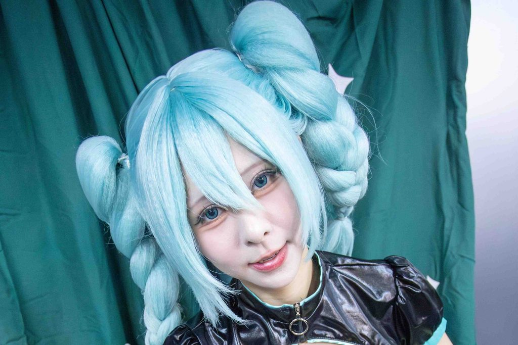 图片[6]-小空Sora初音未来Cosplay写真赏析｜苍绿色双辫造型与近景摄影解析