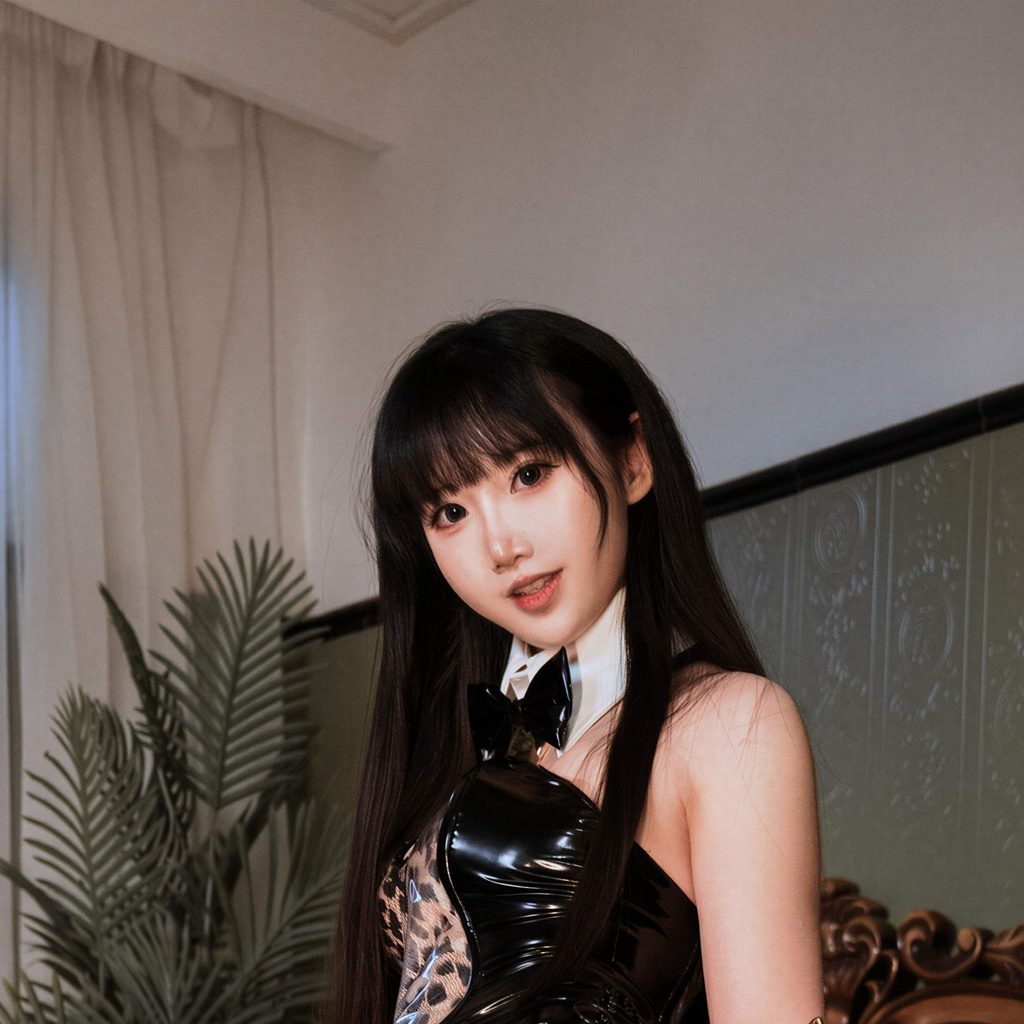 图片[7]-面饼仙儿豹纹兔女郎写真赏析｜黑色漆皮与复古光影主题摄影